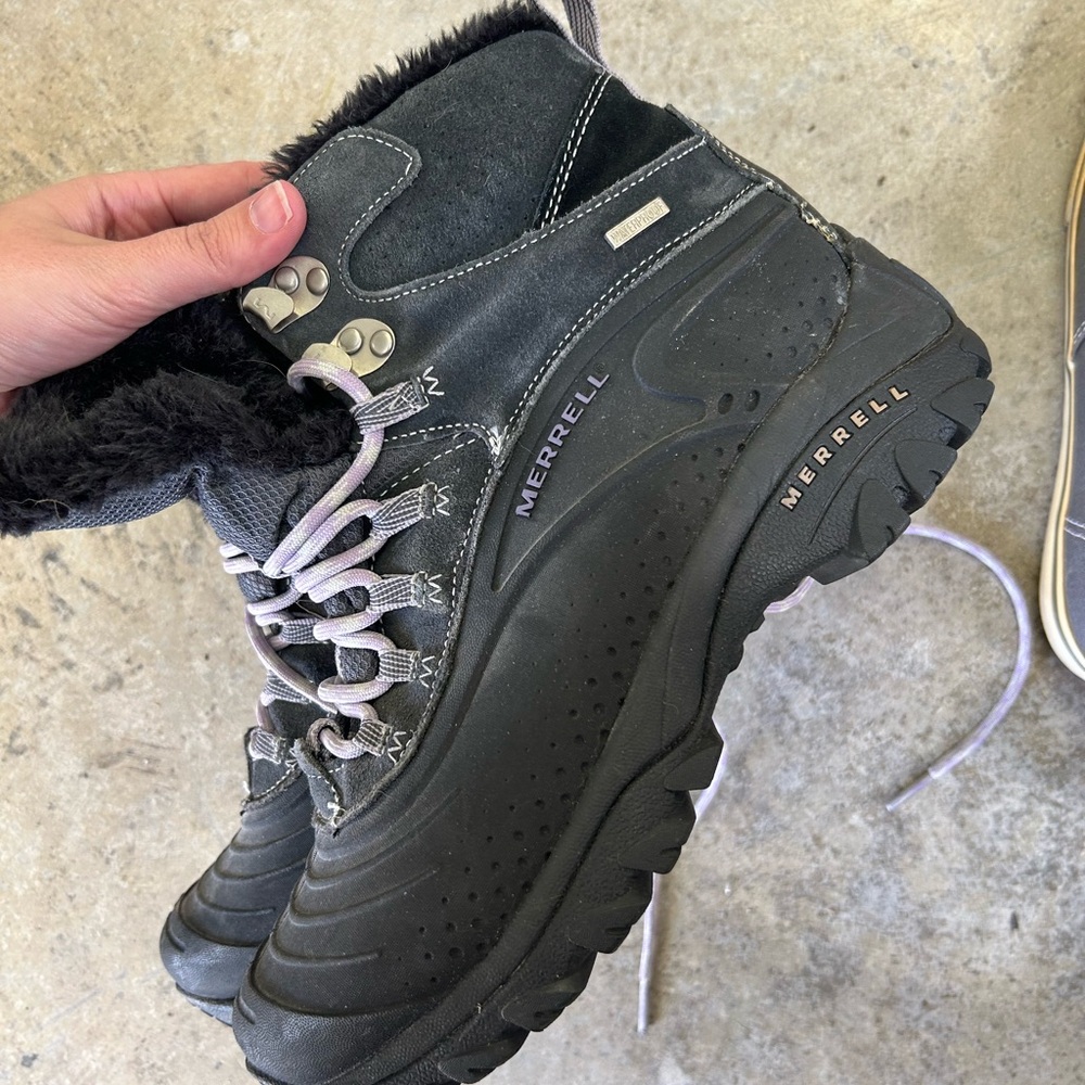 Merrell Women's Gray and Black Winter Boots